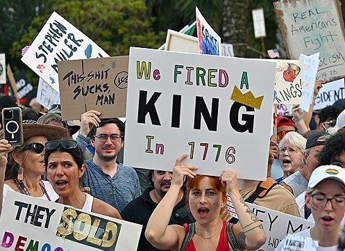 트럼프 시위 확산에 주목받는 관련주 TOP3｜총기&middot;방위&middot;보안주 투자전략 관련 사진