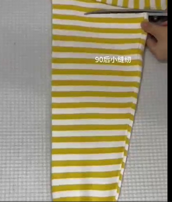 안 입는 스웨터 소매의 기적! 5분 완성 '폼폼이 비니(털모자)' 0원 리폼 비법