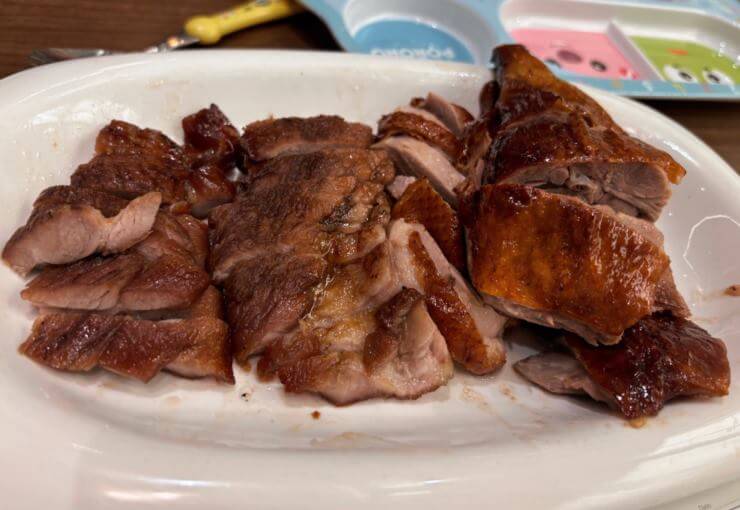 하얀 접시 위에 고기 2종류가 담겨있다.
왼쪽은 광동식 오리고기, 오른쪽은 돼지고기 챠슈가 있다.
두 고기 모습 껍질은 갈색으로 되어 있고 속 살은 핑크색이다.