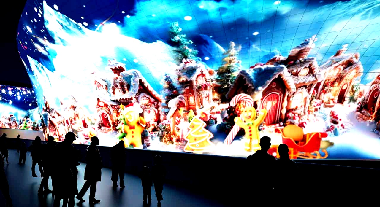 DDP 곡면 외벽이 크리스마스의 거대한 선물상자로 변하는 장면이다. [ⓒDDP 공식 홈페이지]