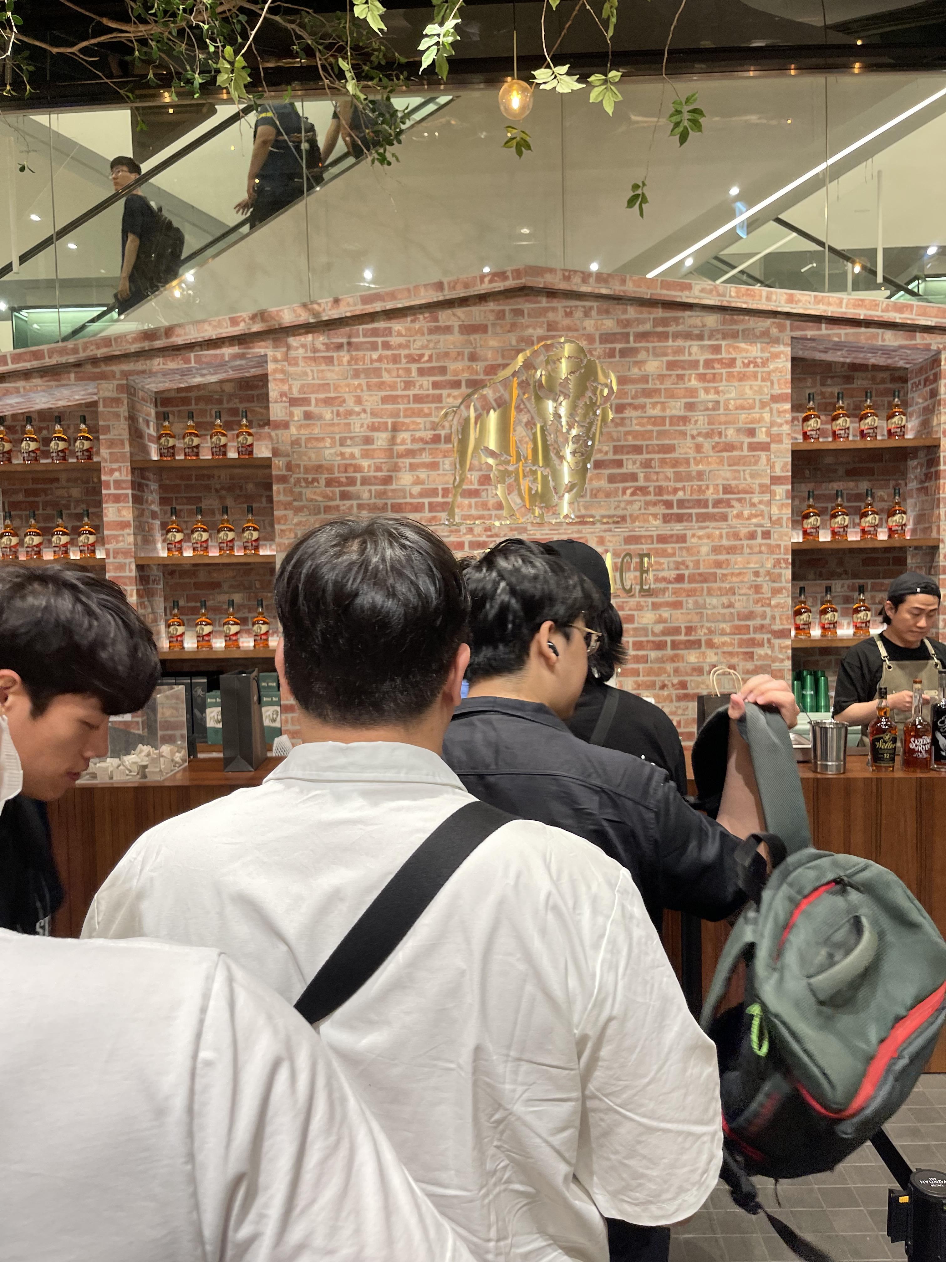 버팔로 트레이스 팝업 오픈런 줄