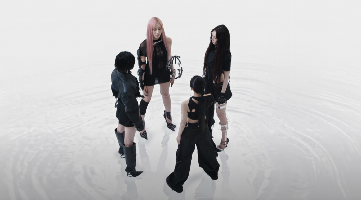 에스파 뮤직비디오의 한 장면
4명의 멤버가 서로 마주보며 서 있다.