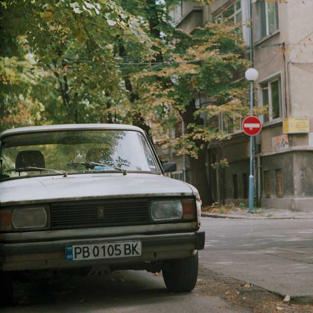 외국_도로에_세워져있는_차