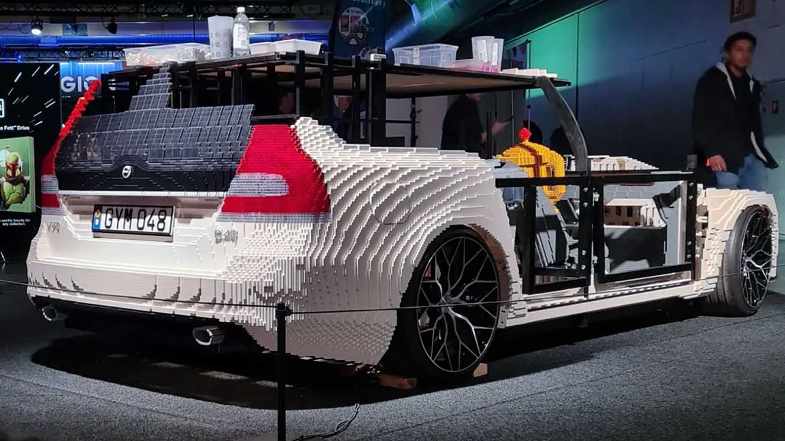 스웨덴 브릭 아티스트 데이비드 구스타프손이 제작한 1:1 실차 크기의 레고 볼보 V70 작품