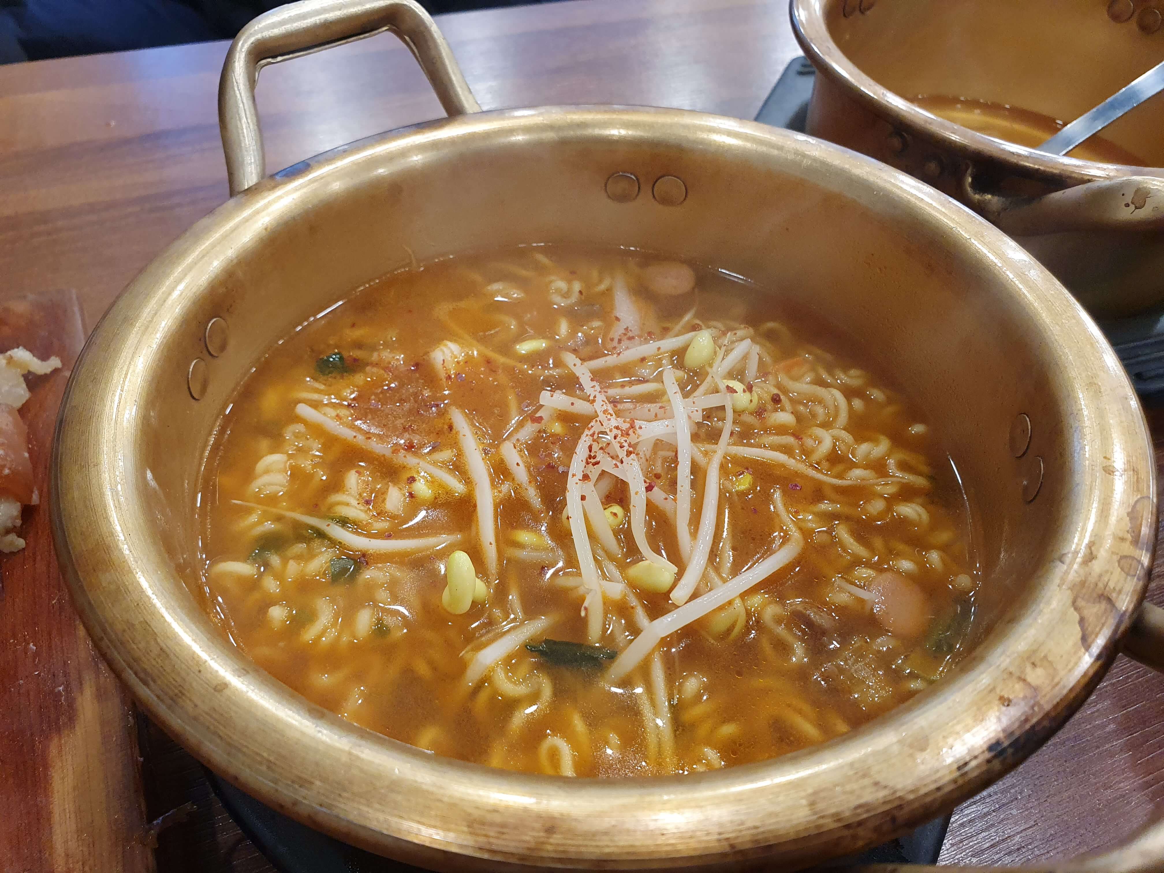 초읍동(어린이대공원) 한방왕족발 냄비라면