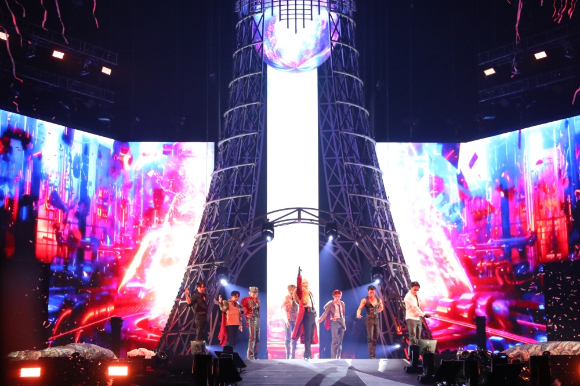 에이티즈가 30일(현지시간) 영국 맨체스터 'AO 아레나(AO Arena)'에서 2025 월드 투어 ''투워즈 더 라이트 : 윌 투 파워' 인 유럽('TOWARDS THE LIGHT : WILL TO POWER' IN EUROPE)' 공연을 선보이고 있다. [사진=KQ엔터테인먼트]