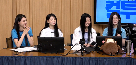 걸그룹 '아일릿' 멤버 (왼쪽부터)윤아, 모카, 원희, 민주가 24일 SBS 라디오 파워FM '두시탈출 컬투쇼' 방송에 참여하고 있다. [사진=SBS]