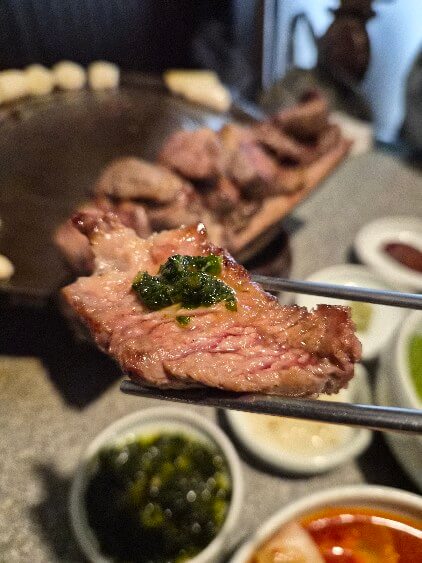 깻잎페스트를 올린 고기 한점