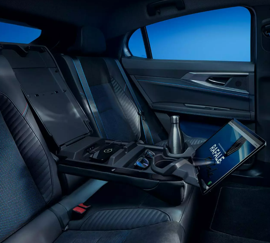 르노 라팔 뒷자석