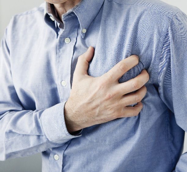 왼쪽 가슴통증으로 가슴을 움켜쥔 장면