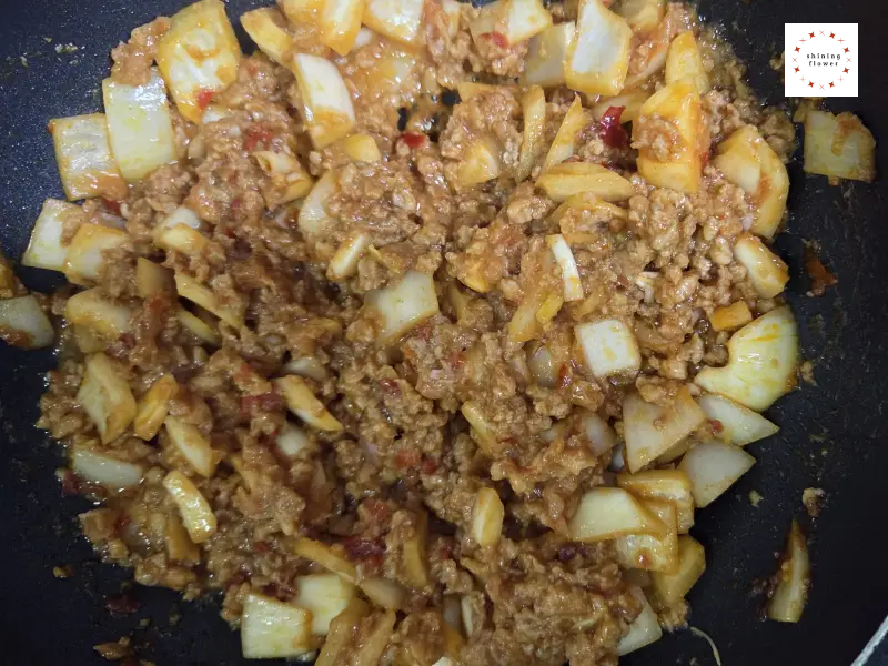 마파두부덮밥-고기와 양파 넣고 볶아주기