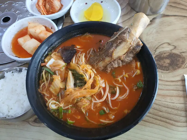 지금-막-나온-먹음직스러운-짬뽕갈비탕