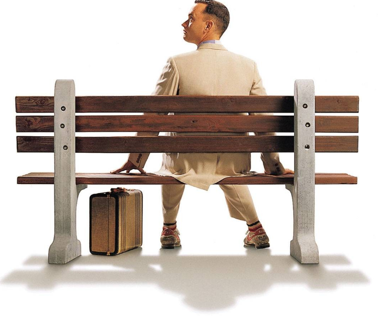 톰행크스가 의자에 앉아있음