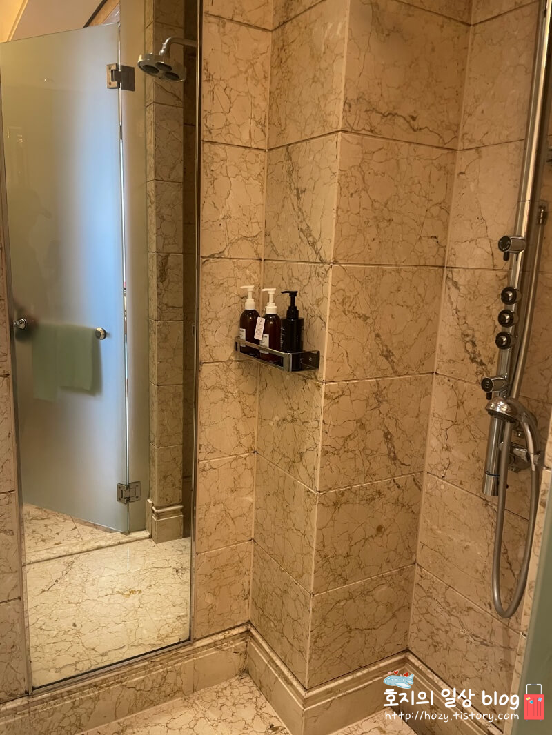 싱가포르 세인트레지스 디럭스 트윈룸 욕실 내부