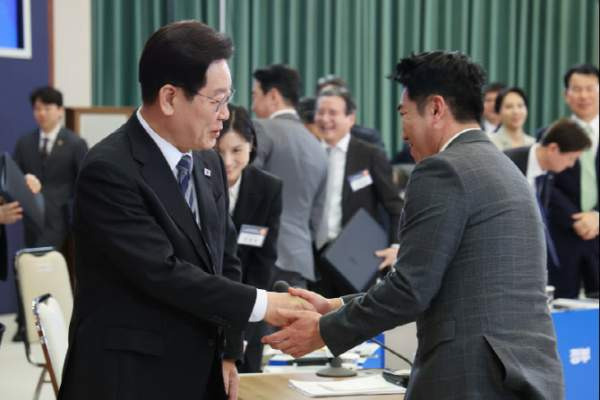 이재명 대통령과 악수하는 개인투자자 대표 장동민 자본시장 간담회 현장