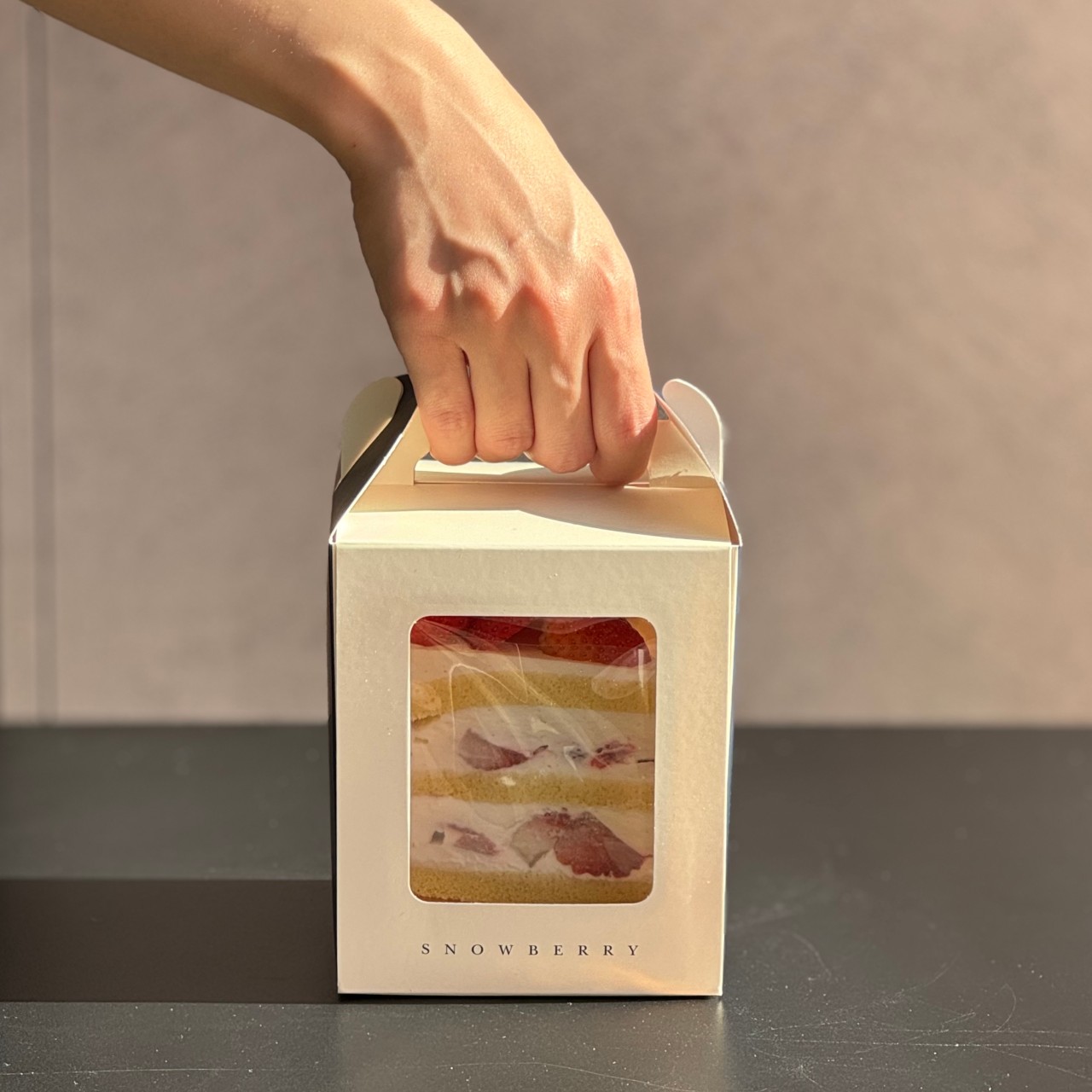 성수동 딸기케이크 성지 ‘스노우베리’ – 진짜 딸기를 ‘때려 넣은’ 케이크 맛집!