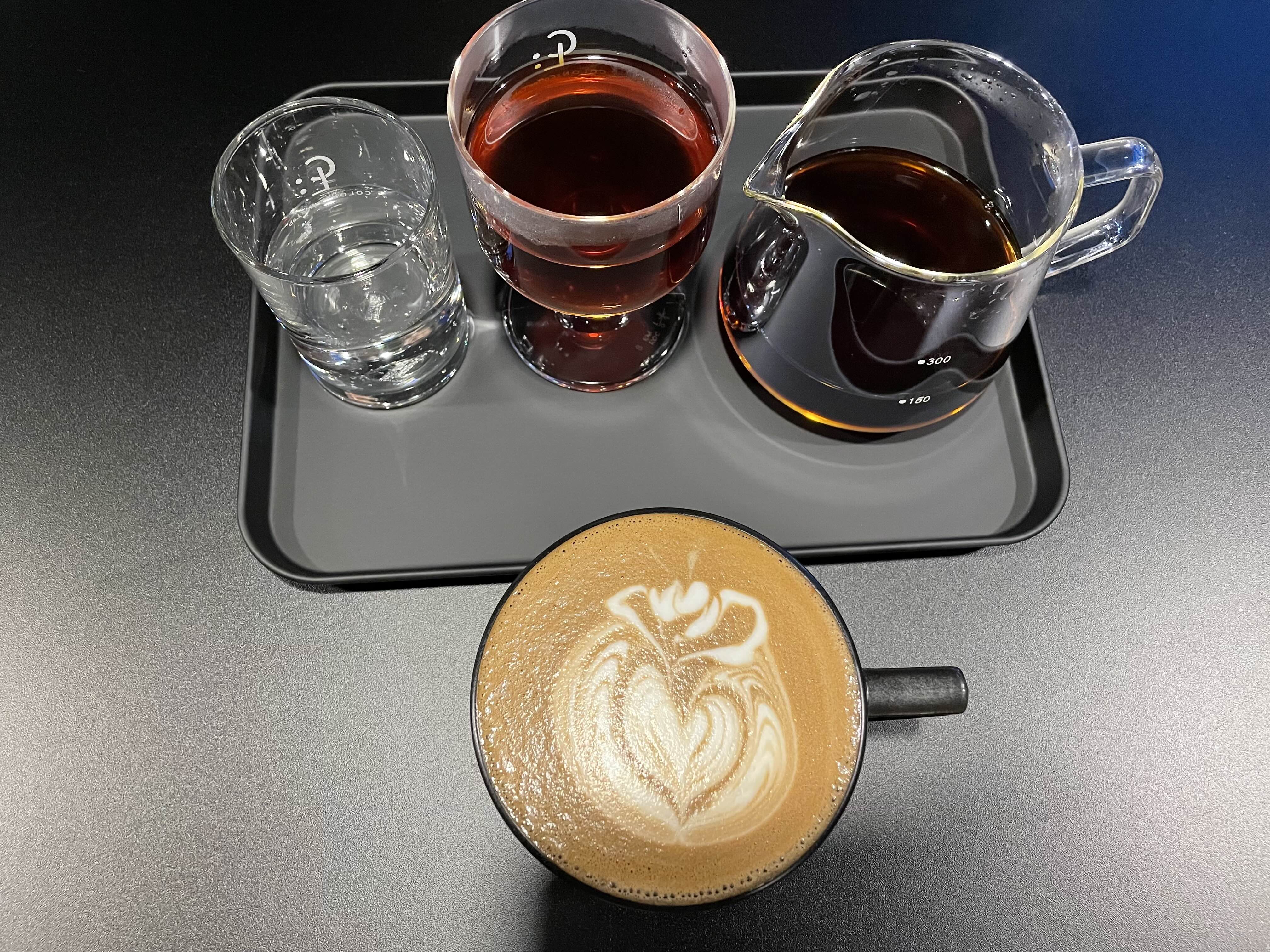 주문한 음료의 모습- 라떼와 핸드드립커피