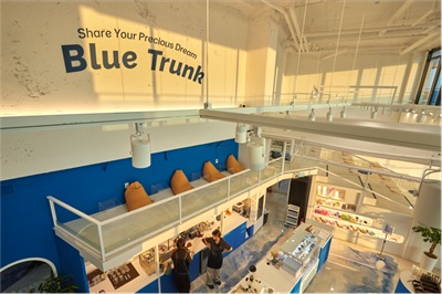 카페 '블루트렁크'의 내부 모습을 찍은 사진