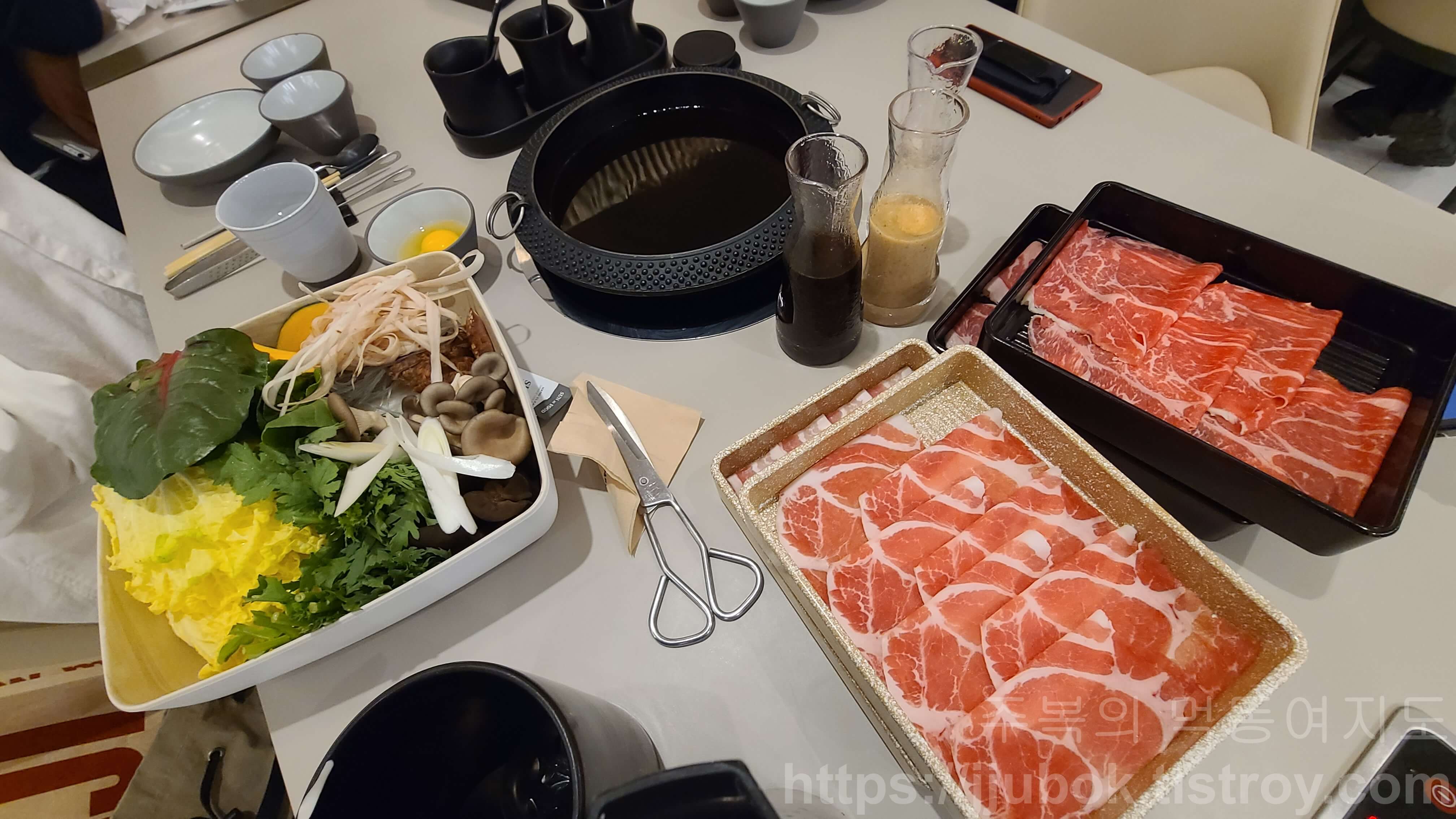 모던-샤브-하우스-테이블-세팅