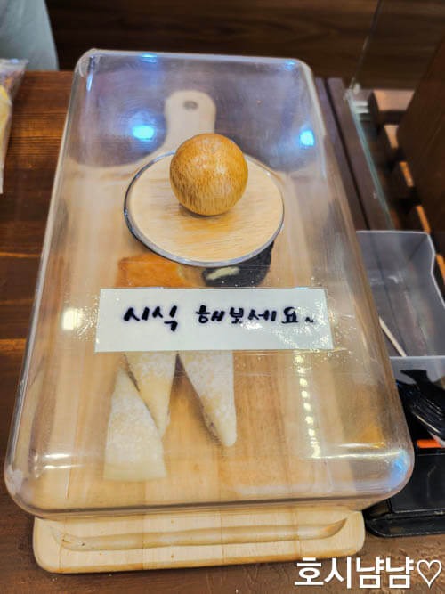 하남 나룰빵집 계산대 옆 시식 코너 모습