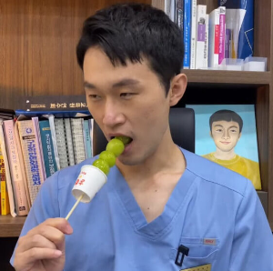 탕후루 먹어보는 치과의사