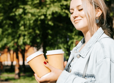 커피-2잔을-들고있는-여성