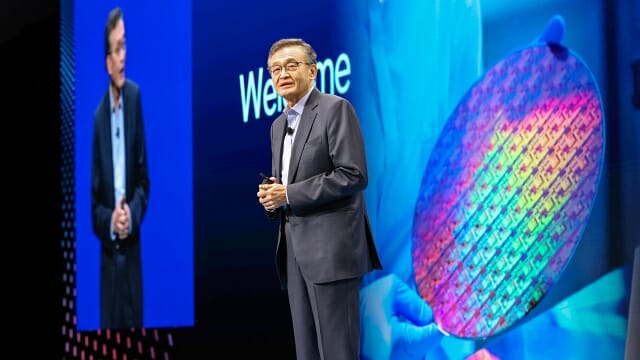 29일 오전 인텔 파운드리 다이렉트 커넥트 2025 기조연설을 진행하는 립부 탄 CEO.