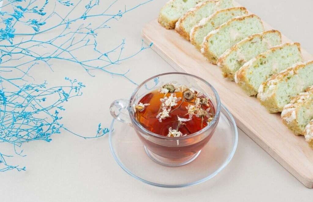 빵과 함께 놓인 찻잔에 담긴 차