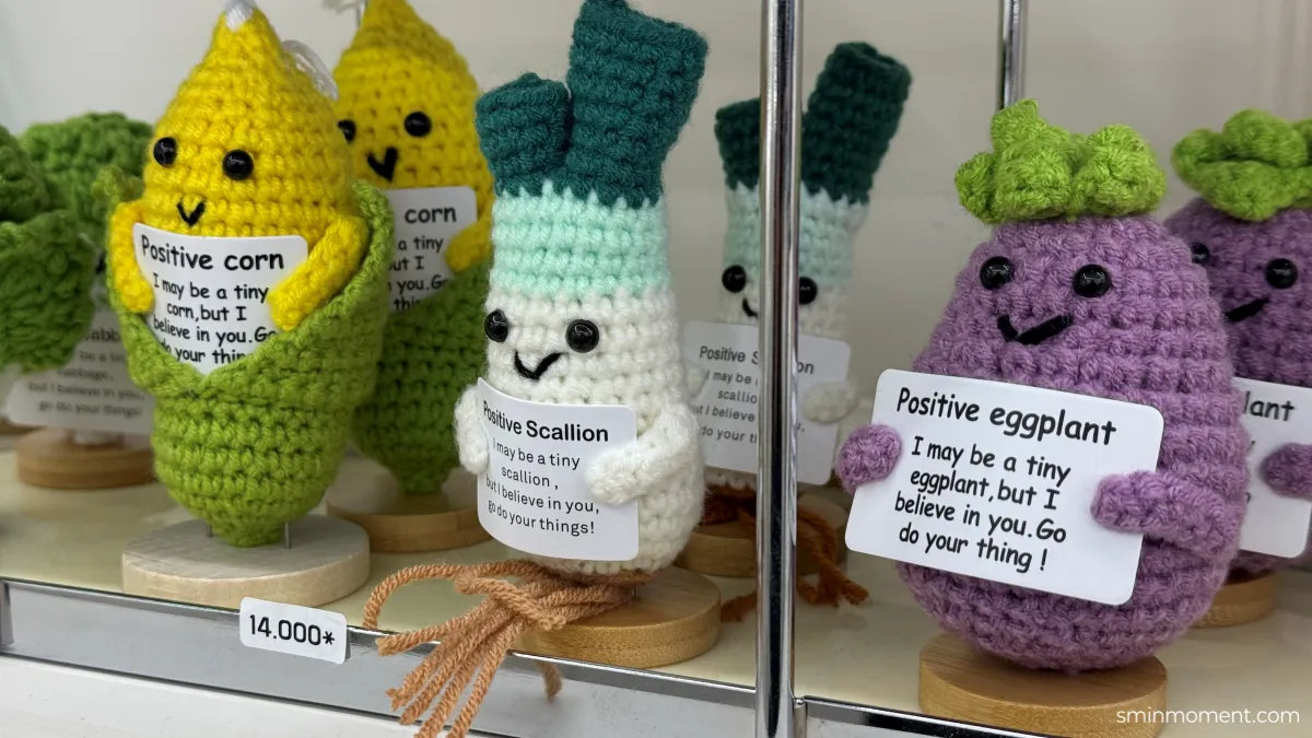 북촌한옥마을-투어-오브젝트-편집숍-옆-니팅소품샵-귀여움-한도초과-산타-개구리-닭