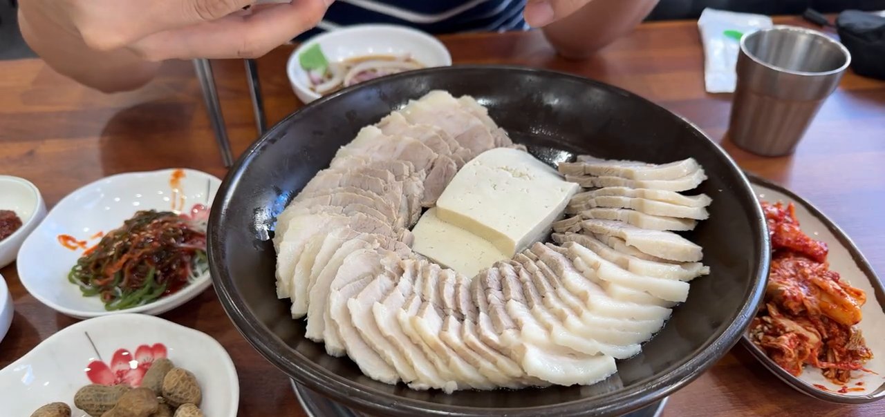 모듬보쌈(소) 30,000원. 수육과 두부가 한 접시에 정갈하게 담겨 나와요.