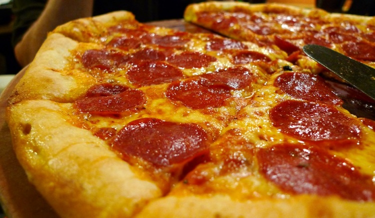 두툼한 페퍼로니 피자