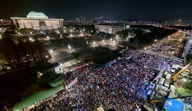 국회-앞에서-촛불시위-하는-국민들-사진입니다.