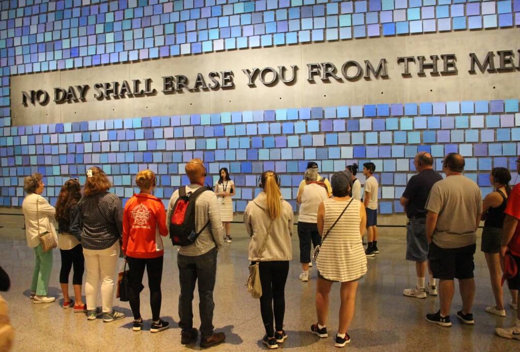 박물관에 새겨진 로마의 서사시 한 구절 기억에서 지워지는 날은 결코 오지 않을 것이다.