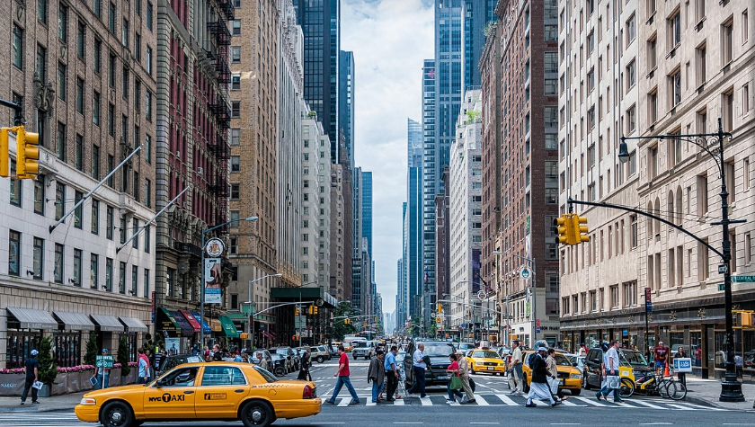 도로와 건축물 그리고 사람