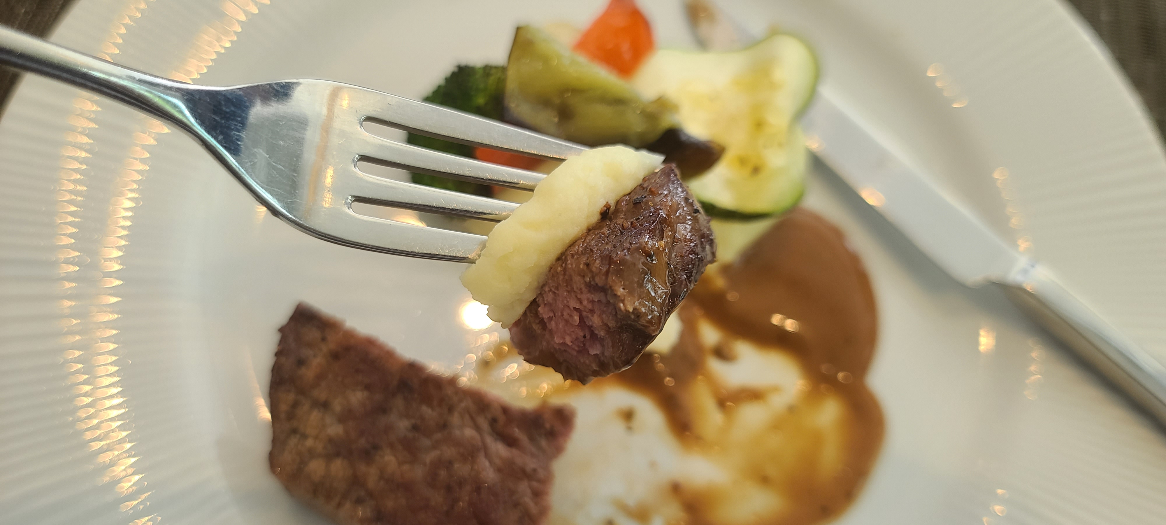 코스요리 강동구맛집 더화이트 세스코 프랑스요리 고급레스토랑 꽃등심스테이크 시즈널가니쉬 클래식프렌치소스