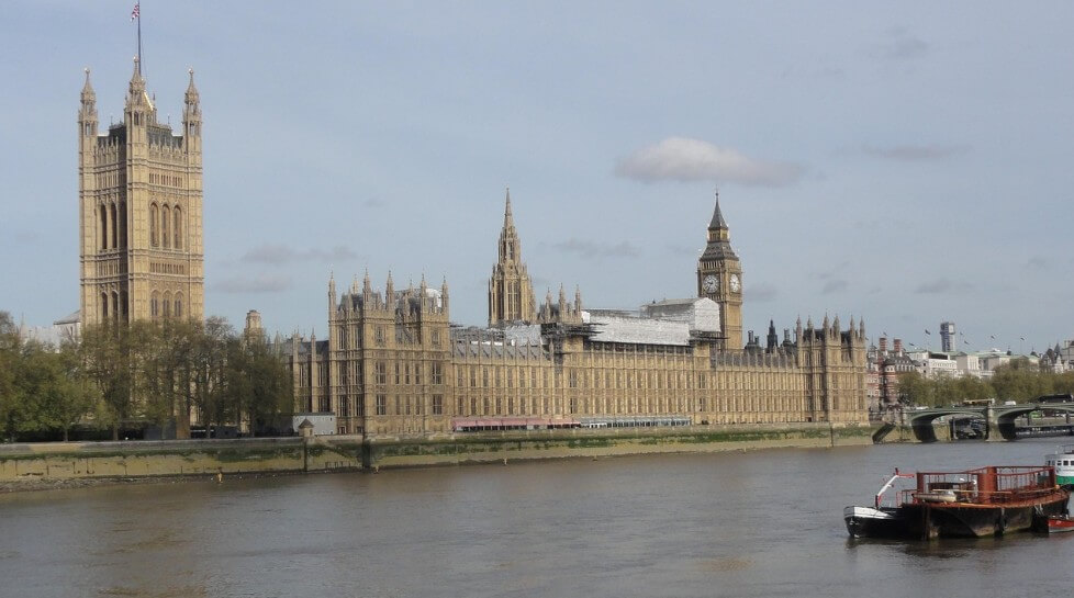 강과 건물의 모습