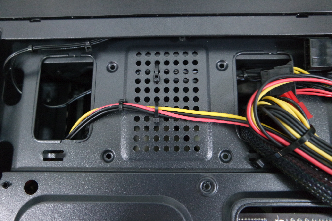 SSD를 고정할 수 있는 베이의 타공홀에 전선을 묶었습니다.