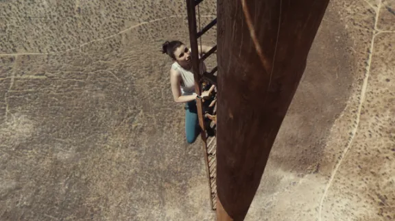 타워를 오르는 베키