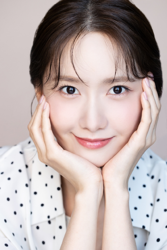 배우 임윤아(소녀시대 윤아)가 JTBC 드라마 '킹더랜드' 종영 기념 일문일답을 전하기 전 포즈를 취하고 있다. [사진=SM엔터테인먼트]