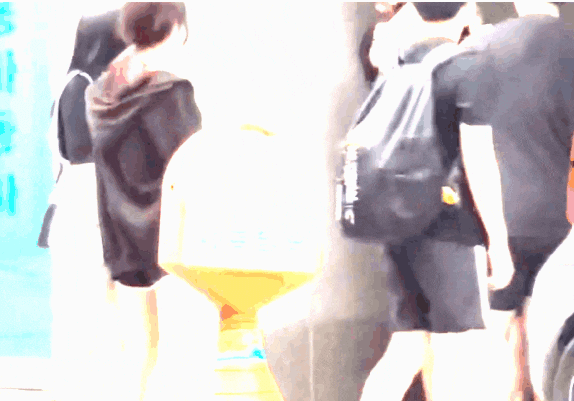 여학생이-남학생의-성기를-만지고-있다