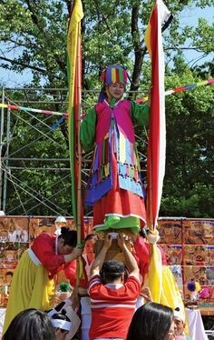 무당이-화려한-옷을입고-의뢰인이-두손모아-빌고있는-모습