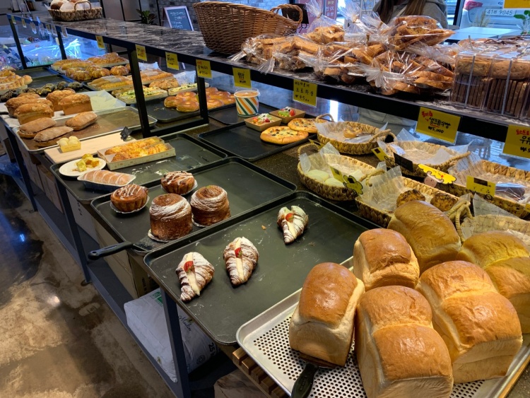 일산 식사동에서 맛보는 데힌민국 제과제빵 기능장 라떼 빵, 육쪽 마늘빵, 밤식빵, 소금빵, 마약식빵 베이커리 카페 맛집 추천 생방송투데이 리얼맛집 오늘방송 빵플레이스