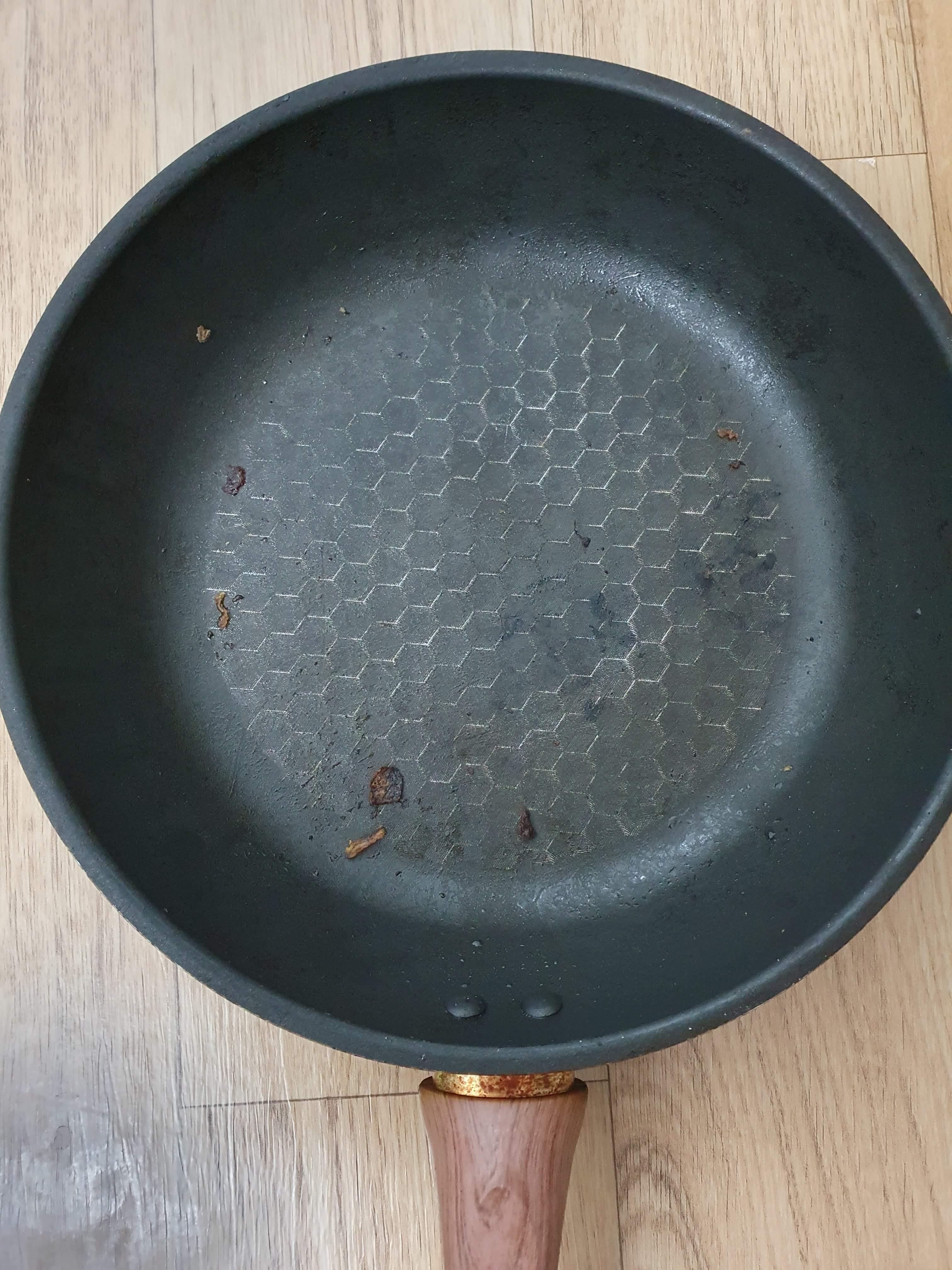 벗겨진 후라이팬