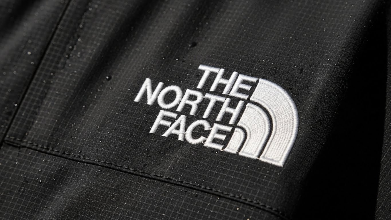 노스페이스의 고유 기술력이 담긴 로고와 방수 처리된 원단 표면 확대 샷