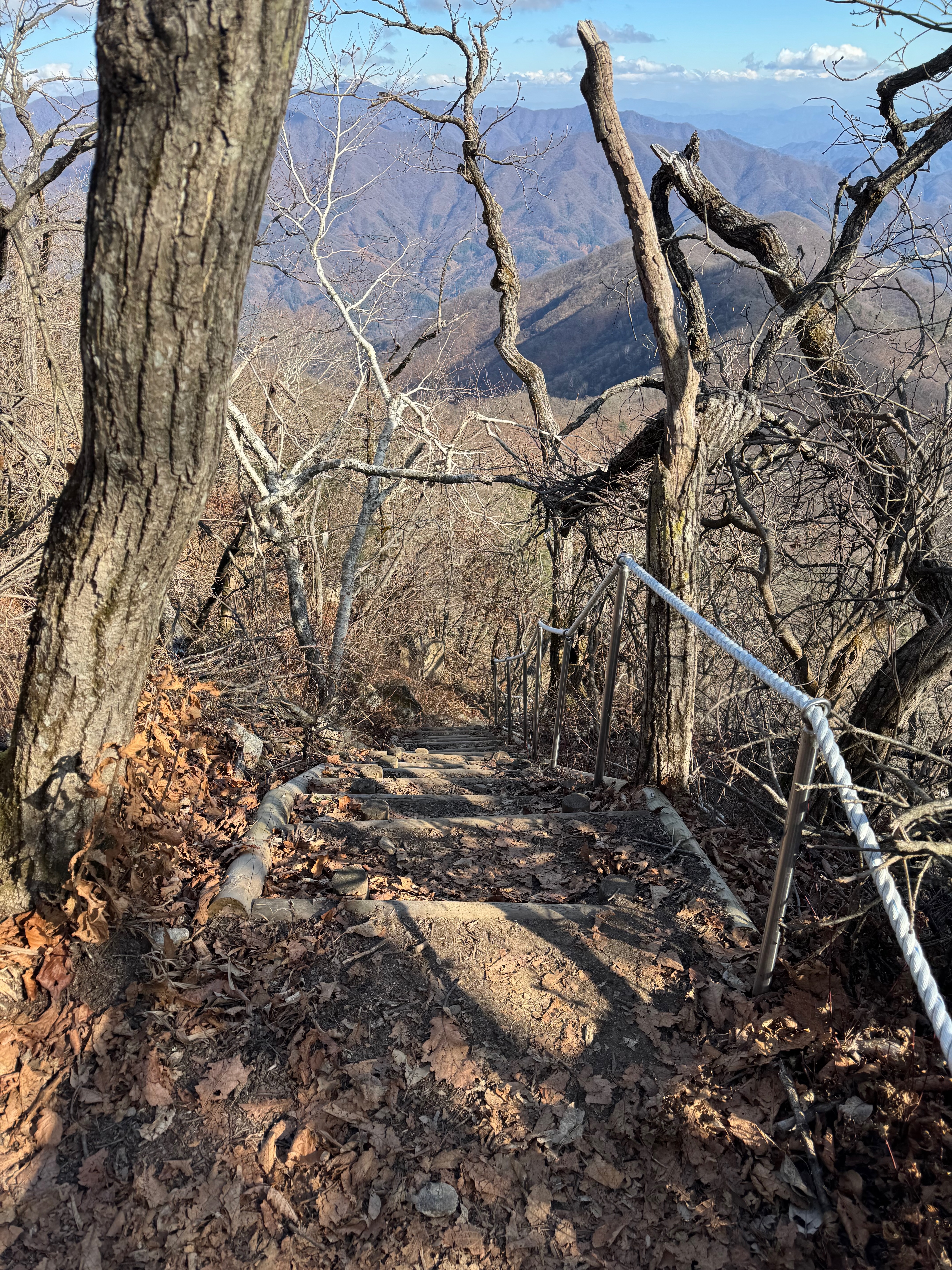 명지산 정상에서 하산길