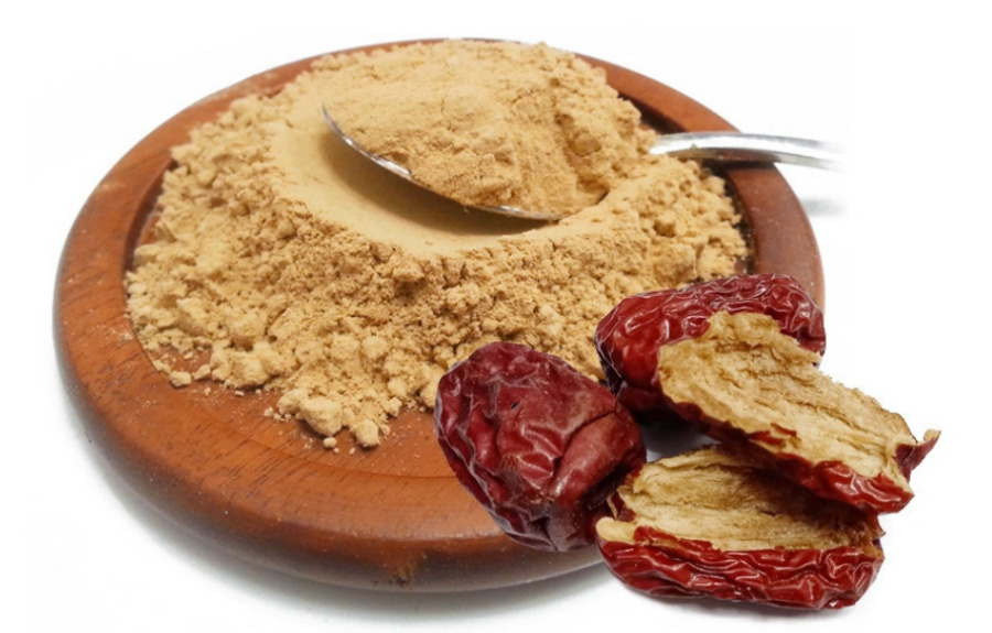 야생에서 채취를 한 대추를 바싹 말린 후에 가루를 낸 것을 하얀 바닥 위에 동그란 나무 그릇에 가득 담아두고, 그 위에 쇠숟가락으로 한숟가락 푹 담은 것을 놓아두고, 사진에 오버랩해서 대추를 3개 놓아두고 찍은 사진