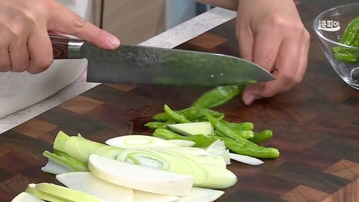 대파와 꽈리고추 자르기