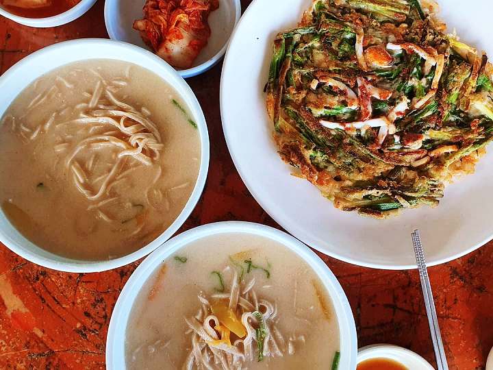 식객 허영만 백반기행 조성모 편 곡물 칼국수 발반죽 우리밀 손칼국수 소머리수육 해물파전 경주 맛집 소개