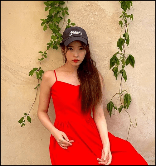 빨간-원피스를-입은-아이유