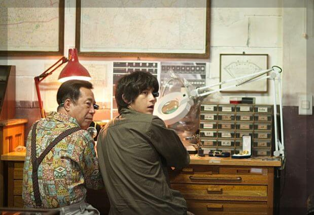 규남이 할아버지와 의자에 앉아서 뒤를 돌아보고 있다.